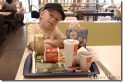 Vi går på McDonalds och bryr oss inte om burgarna inte är stekta på momangen!