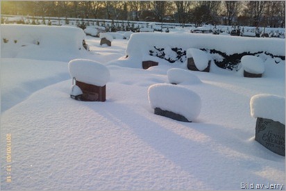 Mycket snö på kyrkogården!