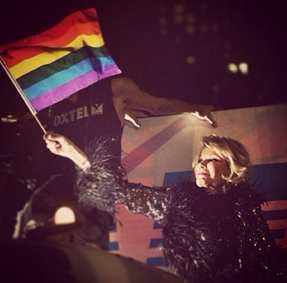Joan Rivers med regnbågsflaggan