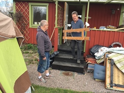 6 maj 2017 Delar av den blå soffan till höger