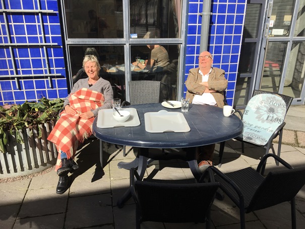 Förmiddagsfika ute 12 aptil 2018