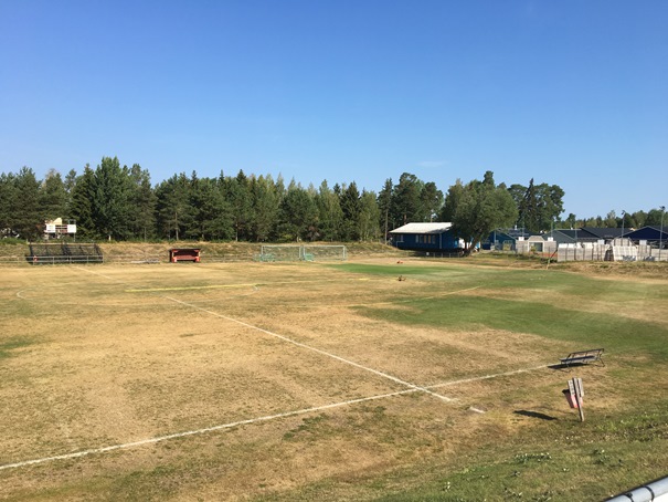 180726 gul fotbollsplan